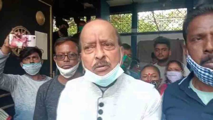 Duare Sarkar At Kolkata: ABP Ananda Reporter Was Pushed Off By TMC Minister Sadhan Pandey দুয়ারে সরকার কর্মসূচিতে তৃণমূলের গোষ্ঠীসংঘর্ষ, এবিপি আনন্দের সাংবাদিককে ধাক্কা মেরে ফেলে দিলেন সাধন পাণ্ডে