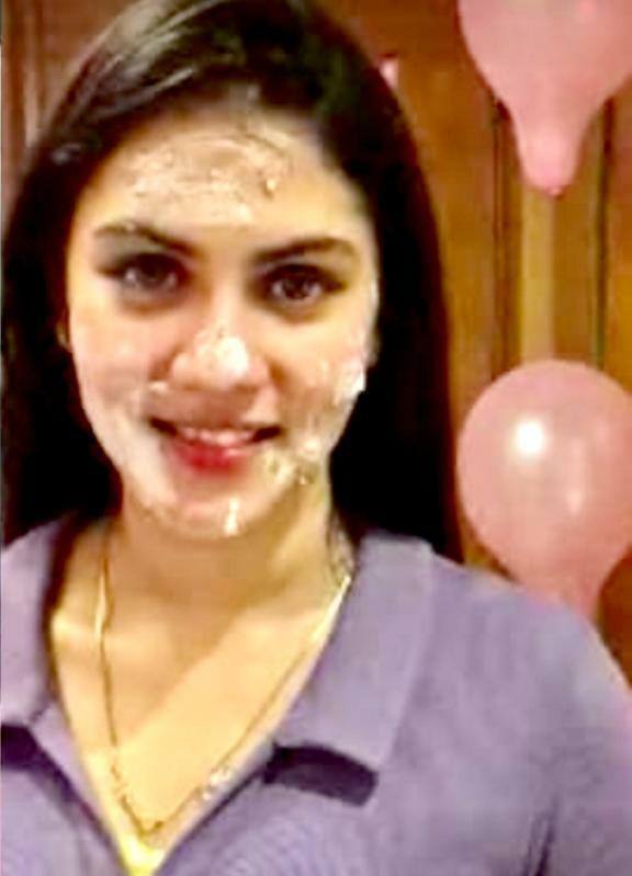 কেকের ক্রিম মেখে মিষ্টি ছবি ঋত্বিকা।