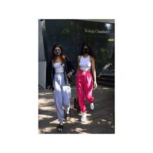 পাপারাৎজির সামনে বন্ধু অঞ্জিনীর সঙ্গে ধরা দিলেন শ্রীদেবী কন্যা খুশি