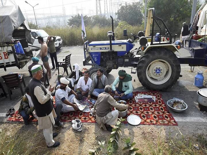 Farmers protest: 25 member team of Muslim men serve langar to protesting farmers at Singhu border দিল্লির বিক্ষোভরত কৃষকদের পাশে দাঁড়িয়ে লঙ্গর চালাচ্ছেন মুসলিম ফেডারেশন অব পঞ্জাবের ২৫ সদস্য