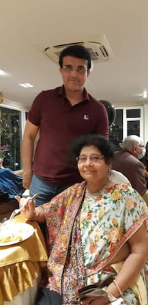 স্ত্রী-কন্যাকে নিয়ে শাশুড়ির জন্মদিন পালন সৌরভের, জামাইকে কেক খাইয়ে দিলেন ডোনার মা, দেখুন এক্সক্লুসিভ ছবি