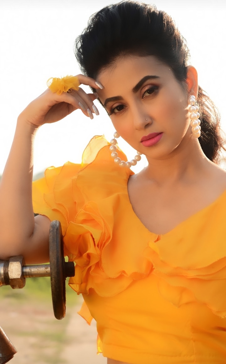 প্রথম সারির একটি চ্যানেলের ডান্স রিয়েলিটি শো ‘ডান্স ডান্স জুনিয়র সিজন ২’-র বিচারক হিসাবে থাকছেন মনামী। ইতিমধ্যেই শ্যুট হয়ে গিয়েছে প্রোমোও। সেই ছবি সোশ্যাল মিডিয়ায় শেয়ার করতেই শোরগোল। মনামীর সুখবরে খুশি অনুরাগীরা। আর অভিনেত্রী নিজে কী বলছেন? মোবাইল ফোনে তাঁর গল্প শুনল এবিপি আনন্দ।