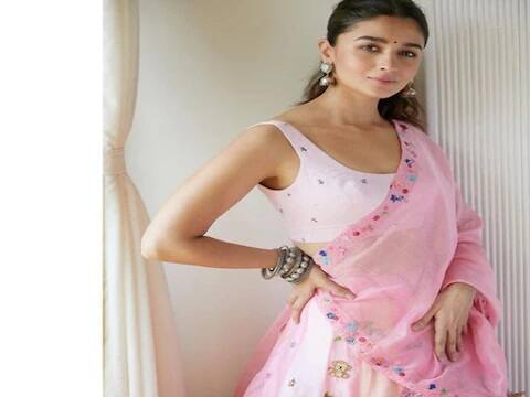 পরিচালক বিকাশ বহেলের স্ত্রী রীচা তাঁর ফ্ল্যাটের ইন্টিরিয়র ডিজাইন করেছেন, দিয়েছেন ভিন্টেজ লুক।