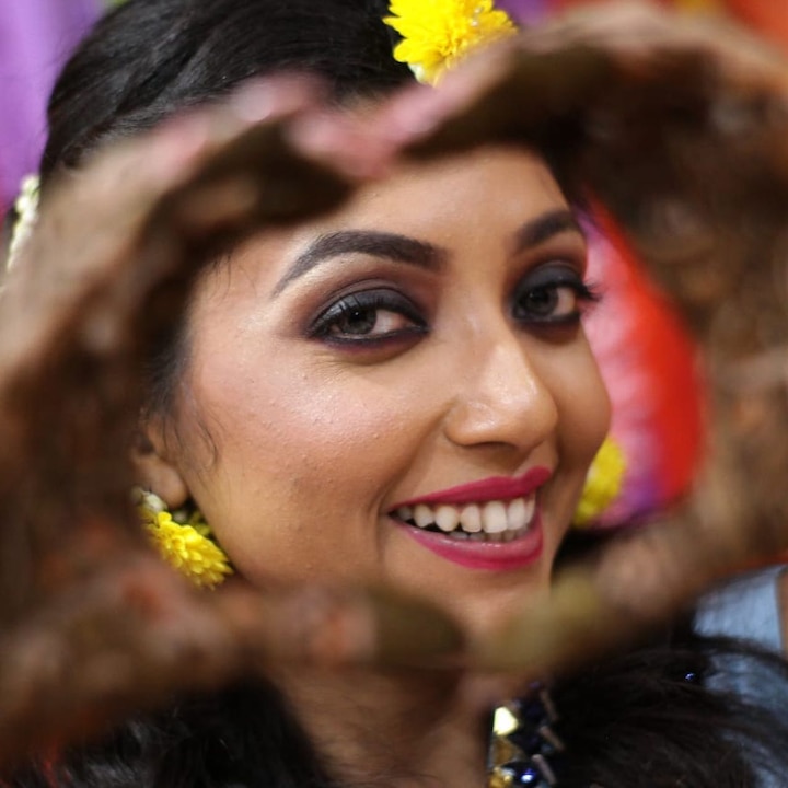 ক্যাপশনে লেখা, মেহেন্দি লাগানো হয়ে গিয়েছে আমার হাতে। 