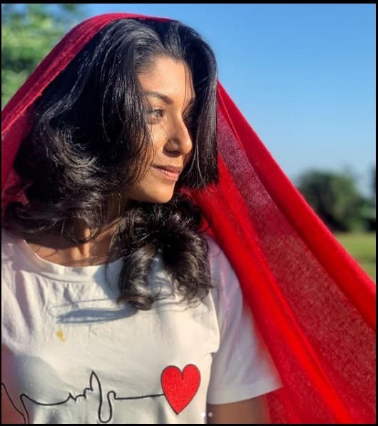 আজ সন্ধেয় দেবলীনা সেজে উঠবেন ফ্যাশন ডিজাইনার অভিষেক রায়ের ডিজাইন করা পোশাকে। দেবলীনা পরছেন, কাতান বেনারসি।