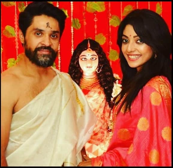 গৌরবের পরনে থাকছে সাদা-সোনালি কম্বিনেশনের ধুতি পঞ্জাবি।