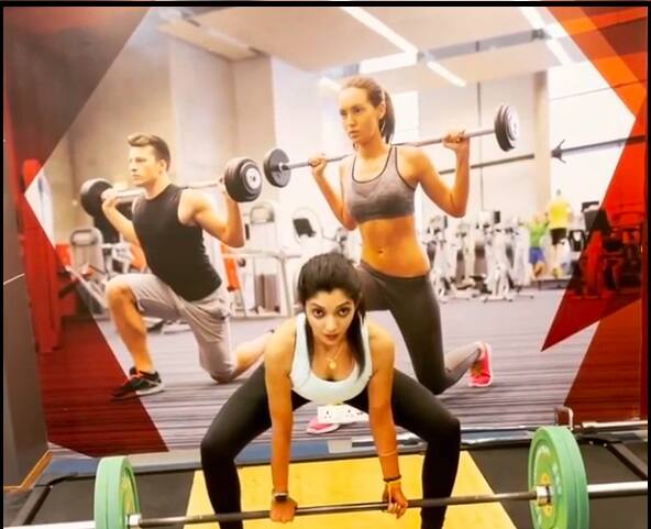 করোনা আবহে বিয়ে। তাই বিরাট ধুমধাম না হলেও, দেবলীনার পরিবারে হইচইয়ের শেষ নেই।বিয়ের একদিন আগে হাতে মেহেন্দি নিয়েই গিয়েছিলেন জিমে, তুলেছিলেন ওজন। সব ছবি - ইনস্টাগ্রাম