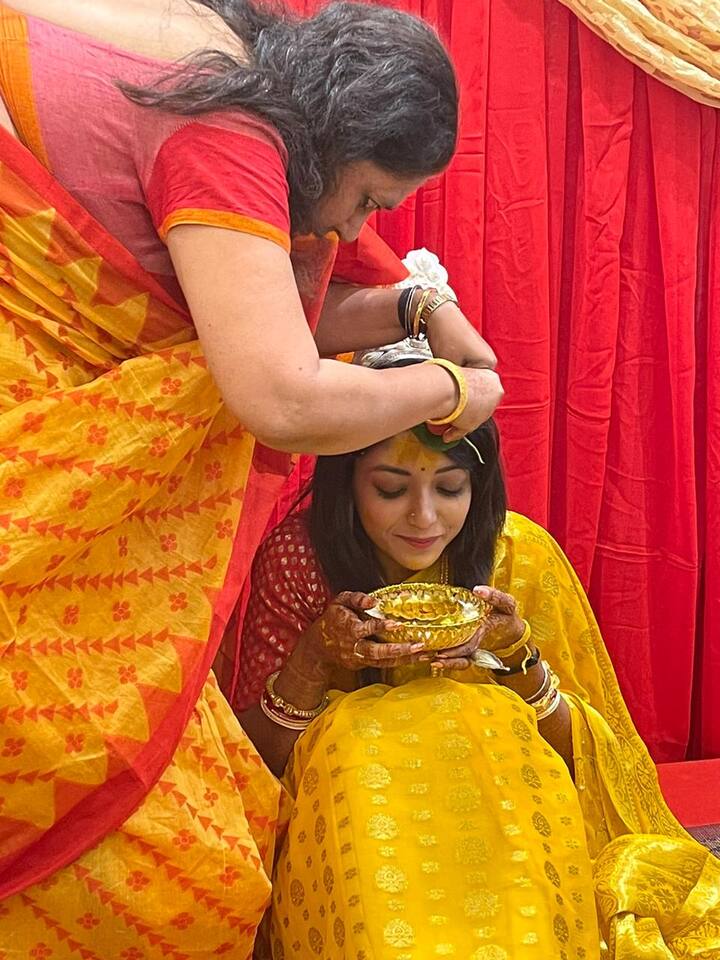 সকাল সকাল হয়ে গেল গায়ে হলুদ। কাঁচা হলুদ রঙের ঢাকাই শাড়িতে নজর কেড়ে নিলেন অভিনেত্রী দেবলীনা।