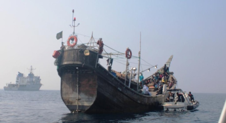 Indian Coast Guard Rescues 19 Bangladeshi Fishermen at Sea মাঝ-সমুদ্রে আটকে পড়া ১৯ জন বাংলাদেশি মৎস্যজীবীকে উদ্ধার উপকূলরক্ষী বাহিনীর