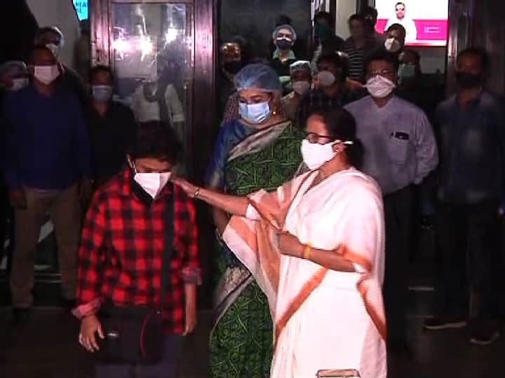 আজ প্রাক্তন মুখ্যমন্ত্রীকে দেখতে হাসপাতালে যান মুখ্যমন্ত্রী মমতা বন্দ্যোপাধ্যায়। তিনি বুদ্ধবাবুর মেয়ের কাঁধে হাত রেখে ভরসা দেন। দ্রুত বুদ্ধবাবুর আরোগ্য কামনা করেন মুখ্যমন্ত্রী।