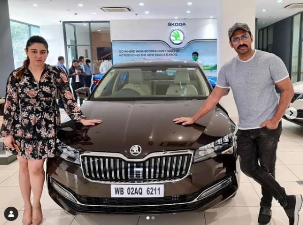 ছবিতে অঙ্কুশকে দেখা গিয়েছে ধূসর টি শার্ট-কালো জিন্সে। ফ্লোরাল প্রিন্টের কালো শর্ট ড্রেস পড়েছিলেন ঐন্দ্রিলা। তাঁদের পছন্দ কালো স্কোডা কিনে ফেলেছেন। অর্থাৎ, এ কথা বলার অপেক্ষা রাখে না, তাঁদের বিয়ের প্রস্তুতি শুরু হয়ে গিয়েছে।