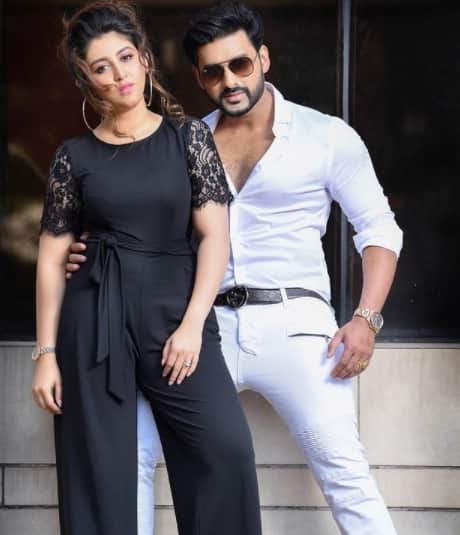 টলিপাড়ায় কান পাতলেই শোনা যায় অঙ্কুশ ঐন্দ্রিলার প্রেমের কথা। খুব তাড়াতাড়ি বিয়ের পিঁড়িতে বসতে চলেছে এই জুটি।