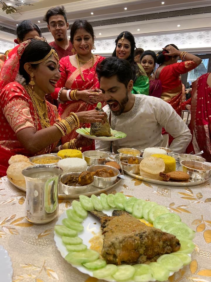 গৌরবের পছন্দ মাছ, তাই নিজে হাতে মাছের মুড়ো স্বামীর মুখে তুলে ধরলেন দেবলীনা। গৌরবও মজা করে পোজ দিলেন বিশাল বড় হাঁ করে।