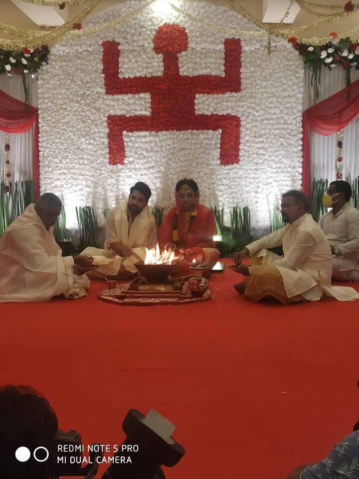 সন্ধেয় হোমাগ্নিকে সাক্ষী করে হয়েছে চার হাত এক। বিয়ের সব অনুষ্ঠানে জোর পরে বসেছিলেন রাজনীতিক দেবাশিস কুমার। বাহুল্য বর্জিত অনুষ্ঠানে আগাগোড়া ছিল শৌখিন ছোঁয়া।