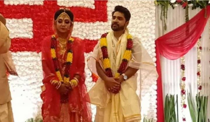 দেবলীনার পরনে আজ লাল টুকটুকে কাতান বেনারসি। গা ভরা গয়না। গৌরব পরেছেন সাদা-সোনালি কম্বিনেশনের ধুতি পঞ্জাবি। 