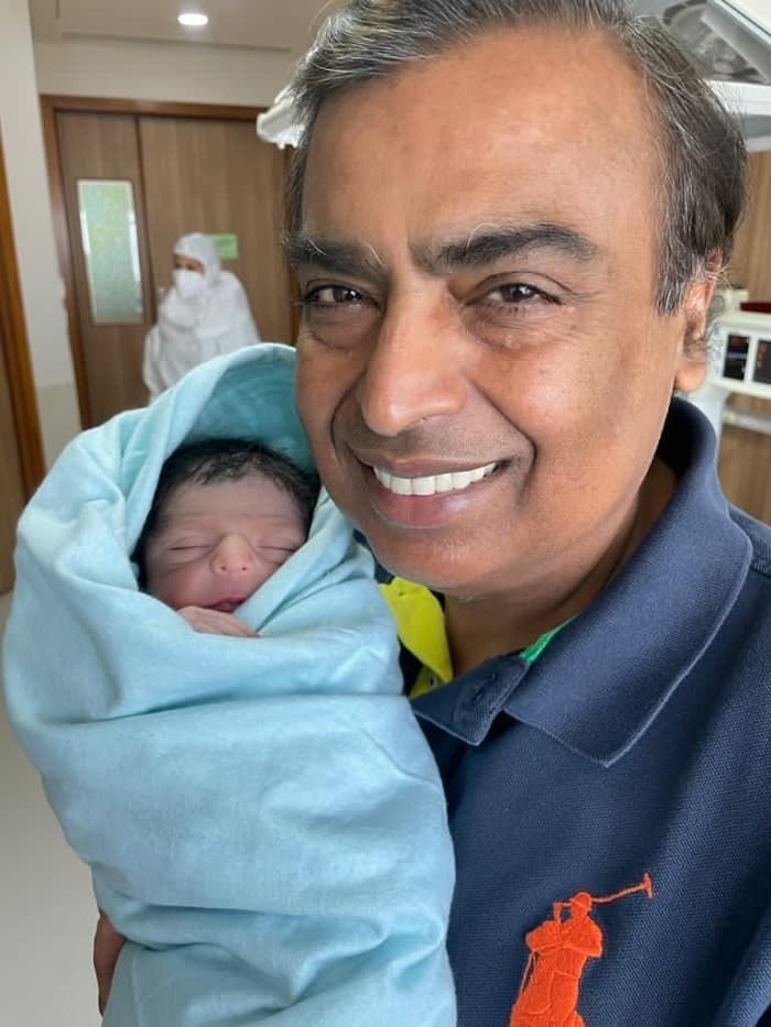 Mukesh Ambani becomes grandfather, Sloka & Akash become parents of son ঠাকুর্দা হলেন মুকেশ অম্বানি, ঘরে এল নতুন সদস্য, দেখে নিন ছবি