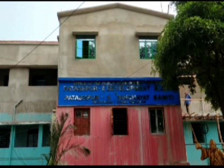 TMC party office allegedly rented to contractor by a section of leaders! TMC: পূর্ব মেদিনীপুরের পটাশপুরে পার্টি অফিস ভাড়া কন্ট্রাক্টরকে! প্রকাশ্যে তৃণমূলের অন্তর্কলহ