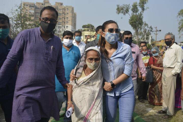 পাটুলির মেলার মাঠে তিনি প্রতিটি মানুষের কথা শোনেন। জানতে চান, সব সরকারি প্রকল্পের সুবিধে তাঁরা ঠিকঠাক পাচ্ছেন কিনা। 