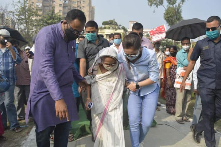 তারকা ইমেজ থেকে এক্কেবারে বেরিয়ে বৃদ্ধার হাত ধরে শোনেন তাঁর সমস্যার কথা। তারপর তাঁকে আগলে ধরে এগিয়ে দেনও।