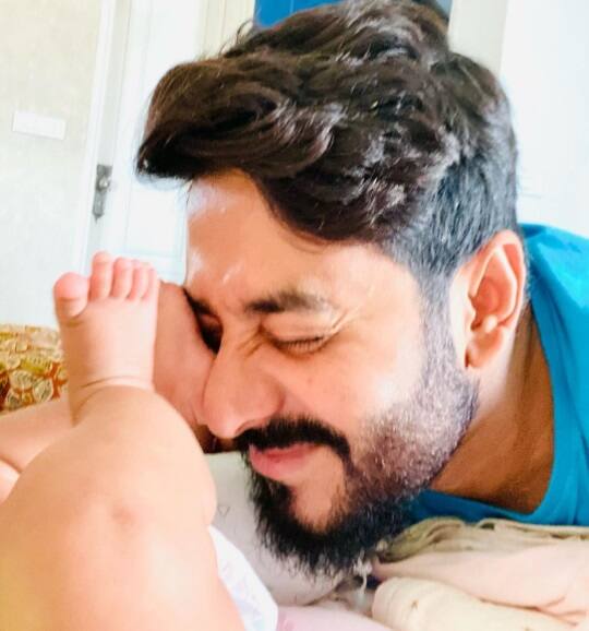 বাবা-মায়ের হাত ধরে সোশ্যাল মিডিয়ার সঙ্গে তার পরিচয়। 