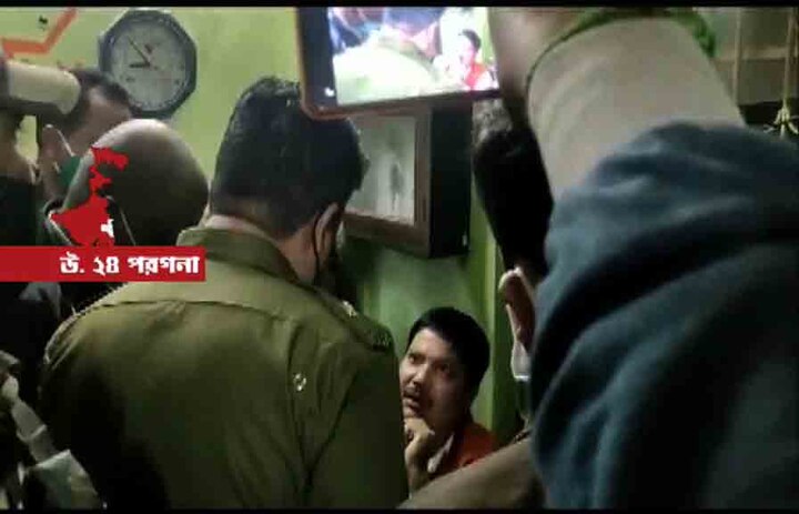 Police raid at BJP MP Arjun Singh's residence at Barrackpore হালিশহরে BJP নেতা খুন নিয়ে ধুন্ধুমারের মধ্যেই ফের Arjun Singh-এর বাড়িতে পুলিশি তল্লাশি