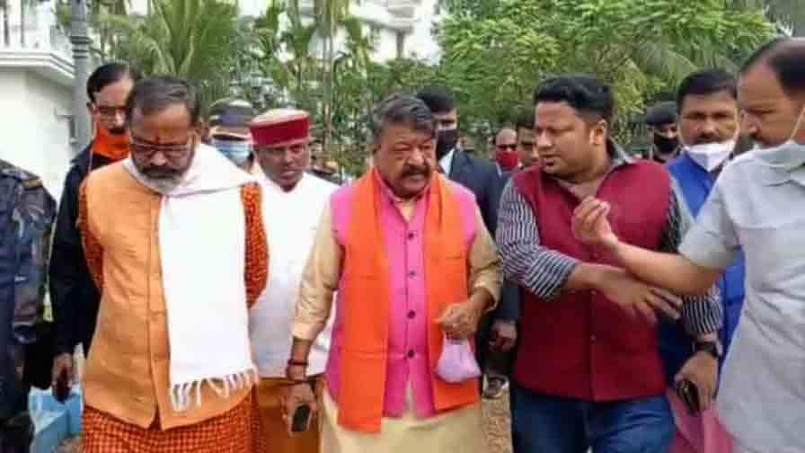 Bengal Elections 2021: ভোট নয়, এখনই রাজ্যে কেন্দ্রীয় বাহিনী মোতায়েন করা প্রয়োজন, দাবি কৈলাসের, কটাক্ষ তৃণমূলের Bengal Elections 2021 Kailash Vijayvargiya Demands Central Force Now In State TMC Attacks Bengal Elections 2021: ভোট নয়, এখনই রাজ্যে কেন্দ্রীয় বাহিনী মোতায়েন করা প্রয়োজন, দাবি কৈলাসের, কটাক্ষ তৃণমূলের