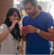 এক দুজে কে লিয়ে: শেষ দিন পর্যন্ত যেন এই প্রেম নট আউট থাকে, বিবাহবার্ষিকীতে রীতিকাকে লিখলেন রোহিত