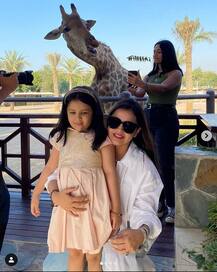 সিংহের খাঁচায় জীভা আর সাক্ষী ধোনি, খাবার দেখে বিশাল হাঁ করে এগিয়ে এল...