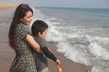 নোনাজলে মাখামাখি মা-ছেলের 'সহজ' সম্পর্ক, পুরীর সমুদ্রতটে খেলায় মাতলেন প্রিয়ঙ্কা