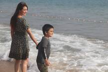 নোনাজলে মাখামাখি মা-ছেলের 'সহজ' সম্পর্ক, পুরীর সমুদ্রতটে খেলায় মাতলেন প্রিয়ঙ্কা