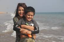 নোনাজলে মাখামাখি মা-ছেলের 'সহজ' সম্পর্ক, পুরীর সমুদ্রতটে খেলায় মাতলেন প্রিয়ঙ্কা