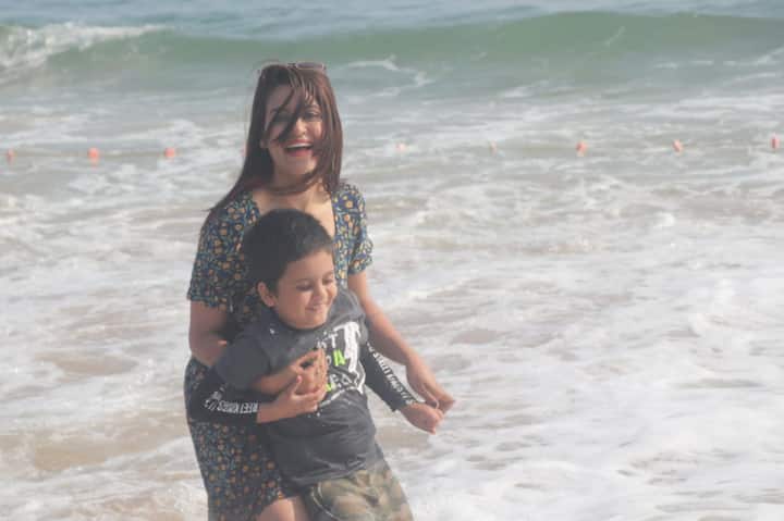 আর সেখানেই নোনাজলে মাখামাখি মা ছেলের মিষ্টি এই সম্পর্ক।