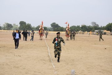 BSF organised 180 km relay race to honour war veterans of 1971 Vijay Diwas 2020: ১৯৭১-এর যুদ্ধের সেনানীদের শ্রদ্ধা জানিয়ে ১৮০ কিমি রিল রেস বিএসএফের