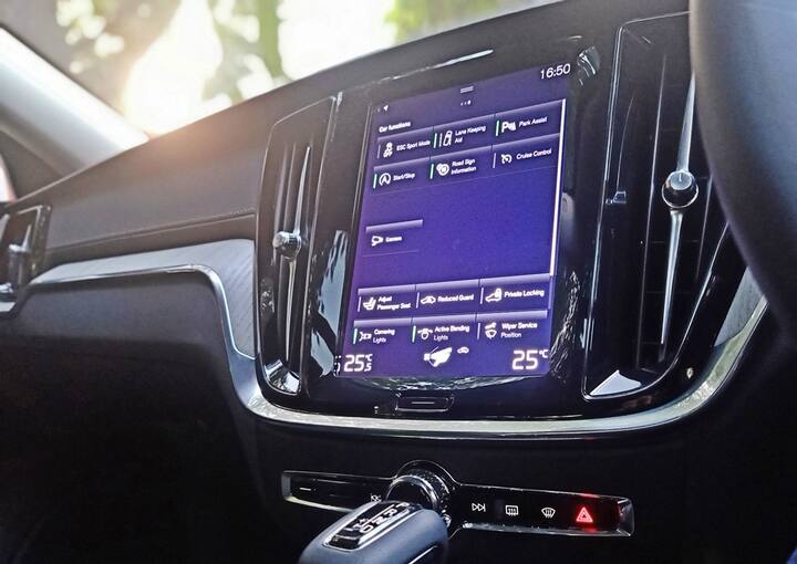 পিছনের সিটে রয়েছে অনেক বেশি জায়গা। দুজন যাত্রী আরামদায়কভাবে বসতে পারবেন। তবে সেন্টার টানেলের জন্য মাঝের বসার জায়গা নেই, যা একটি নেতিবাচক দিক। হার্মান কার্ডনের অডিও সিস্টেম, সানরুফ, ফোর জোন ক্লাইমেট কন্ট্রোল, ওয়ারলেস চার্জিং গাড়িটির অত্যাধুনিক প্রযুক্তির অন্যতম।