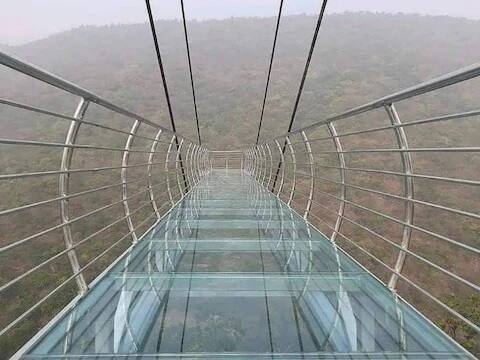 এই সাফারি পার্কেই তৈরি করা হয়েছে ‘গ্লাস ব্রিজ’। অ্যাডভেঞ্চারের নেশায় এই ‘গ্লাস ব্রিজে’ যাবেন বলে আশা পার্ক কর্তৃপক্ষের। এছাড়া এই পার্কে অত্যাধুনিক রোপওয়েও তৈরি হচ্ছে।