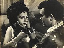 বেচতে হয়েছে বাড়ি গাড়ি, রাতারাতি ধনী থেকে পথের ভিখারি হয়েছেন এই বলিউড তারকারা