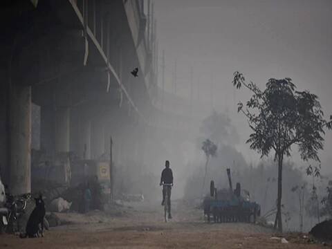 ঠান্ডা ও কুয়াশার মধ্যেই অবশ্য মানুষকে নানা কাজে রাস্তায় বেরোতেই হচ্ছে। ছবি সৌজন্যে গেটি ইমেজেস 