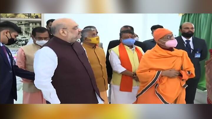 জন্মস্থান ঘুরে দেখেন তিনি। 