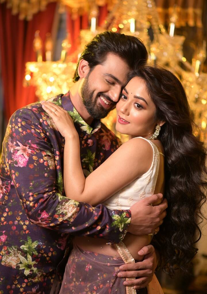 সদ্য প্রি-এনগেজমেন্ট ফটোশ্যুট করেছেন তাঁরা। করেছেন ভিডিও শ্যুটিও। প্রমিতার কথায়, 'এই বছরের শেষটা খুব অন্যরকম আমাদের জন্য। পরের বছর থেকেই তো আমরা বিবাহিত। তার আগে বড়দিন আর বছরের শেষ দিনটা বিশেষভাবে কাটাতে চাই।' 