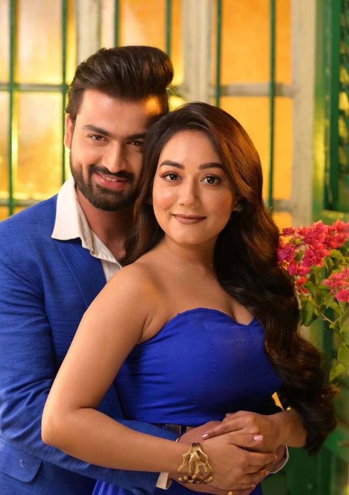 তাহলে কী কী পরিকল্পনা রয়েছে প্রমিতাদের? অভিনেত্রী বলছেন, 'আমার খুব পছন্দ ক্রিসমাসের কেক। প্রত্যেক বছর বড়দিনে এই কেকটা আমার চাইই। প্রতিবারই আমরা ওই দিনটায় ডিনার করতে যাই। রুদ্রজিৎ সব ব্যবস্থা করে। প্রথমবার রুদ্র কেক আনেনি। আমি বলেছিলাম, এখানে সব আছে কিন্তু আমার প্রিয় একটা জিনিসই নেই। তারপর থেকে আর বলতে হয়নি ওকে। এবারের জন্যেও নিশ্চয়ই ব্যবস্থা করেছে। উড বির পছন্দ ভুলে গেলে খুব খারাপ।' বলেই হেসে ফেললেন প্রমিতা।