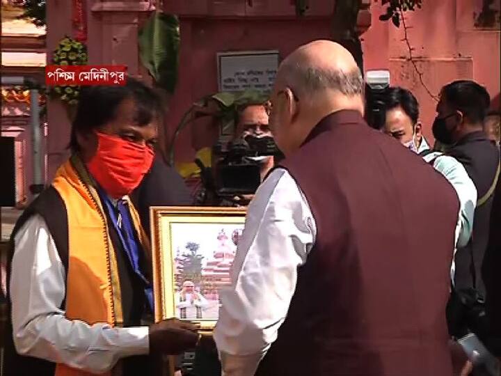 সেখান থেকে মেদিনীপুর ব্লকের কর্ণগড়ে দেবী মহামায়া মন্দিরে যান তিনি।