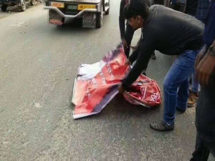বিজেপিতে যোগ দিতেই মালদার চাঁচলে পোড়ানো হলো শুভেন্দু অধিকারীর পোস্টার। তৃণমূল ছাত্র পরিষদ কর্মীরা এই পোস্টার আগুন দিয়ে পুড়িয়ে দেয়।