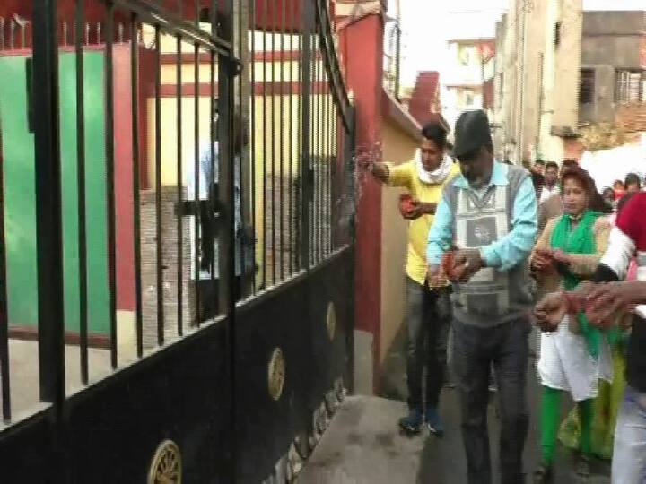 শীলভদ্র দত্ত বিজেপিতে যোগদানের পরই অশান্ত হয়ে উঠেছে ব্যারাকপুর। ২০ নম্বর ওয়ার্ডে বিটি রোডের ওপর বিজেপি কার্যালয়ে তৃণমূল কর্মী সমর্থকরা আগুন দিয়েছে বলে অভিযোগ। 