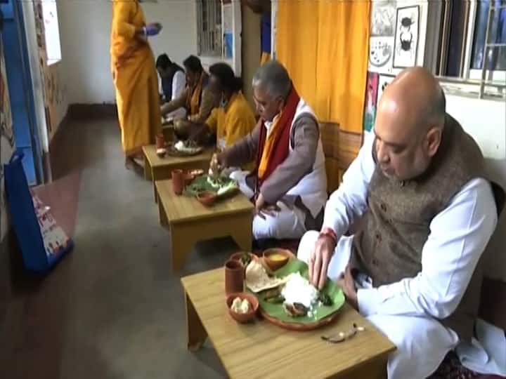 লম্বা বারান্দার একদিকে মাটিতে করা হয় খাওয়ার ব্যবস্থা। কাঠের ছোট চৌকির ওপর মাটির থালায় কলাপাতায় খাওয়াদাওয়া করলেন স্বরাষ্ট্রমন্ত্রী।