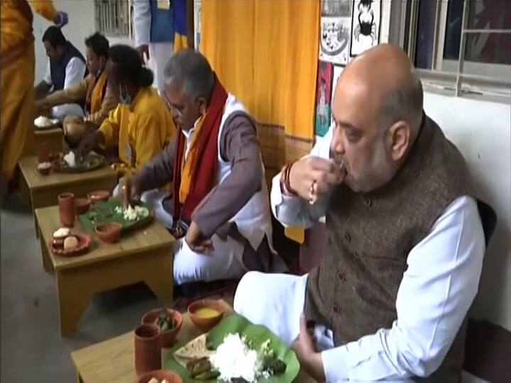 বাউল পরিবারে মধ্যাহ্নভোজে অমিত শাহর সঙ্গে ছিলেন দিলীপ ঘোষ, কৈলাস বিজয়বর্গীয়।