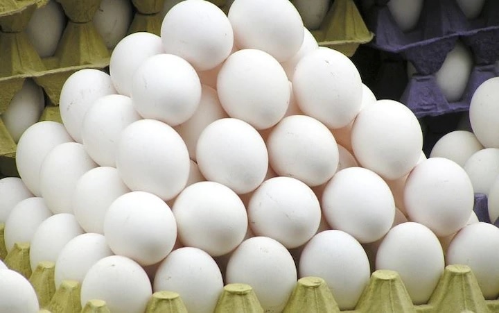 Record inflation in Pakistan where single egg selling on 30 rupees Pakistan Economic Crisis: গম ৬০, ডিম ৩০ টাকা!  পাকিস্তানে জিনিসপত্রের আকাশছোঁয়া দামে হিমশিম আমআদমি