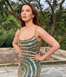 ক্যাটওয়াকের সময় ছিঁড়ে গিয়েছিল পোশাক, প্রকাশ্যে চড় খেয়েছিলেন, সব সময়ই খবরের শিরোনামে গৌহর খান