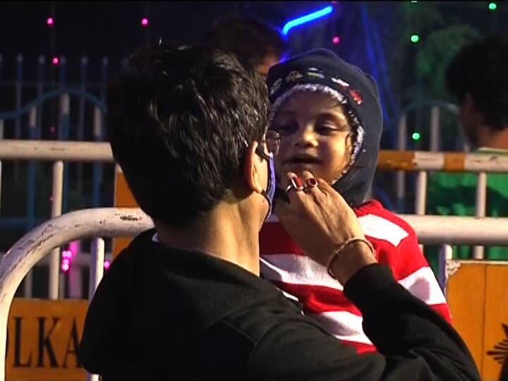কেকের সুবাস, রঙিন আলোর সাজে গতকাল থেকেই উৎসবমুখর হয়ে উঠেছে পার্ক স্ট্রিট৷  সান্তার উপহারের অপেক্ষায় রয়েছে কচিকাঁচারা।