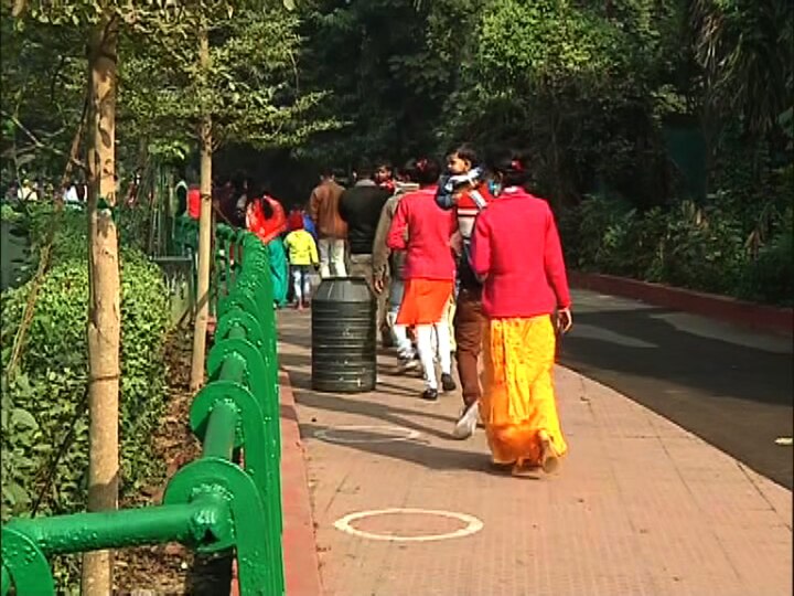 করোনা আবহে পারস্পরিক দূরত্ববিধি যাতে মানা হয়, সে ব্যাপারে সতর্ক ছিল চিড়িয়াখান কর্তৃপক্ষ। প্রত্যেক প্রাণীর এনক্লোজারের সামনে সাদা বৃত্ত করে পারস্পরিক দূরত্ববিধি মানার জন্য মার্কিং করা হয়েছে।