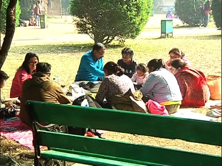 অন্যান্য বছর বড়দিনে প্রায় লক্ষ লোকের সমাগম হয় চিড়িয়াখানায়। অতিমারি আবহে অবশ্য তা হয়নি। ছোট ছোট দলে অনেকে এসেছিলেন। শতরঞ্জি বিছিয়ে চলল খাওয়াদাওয়া।